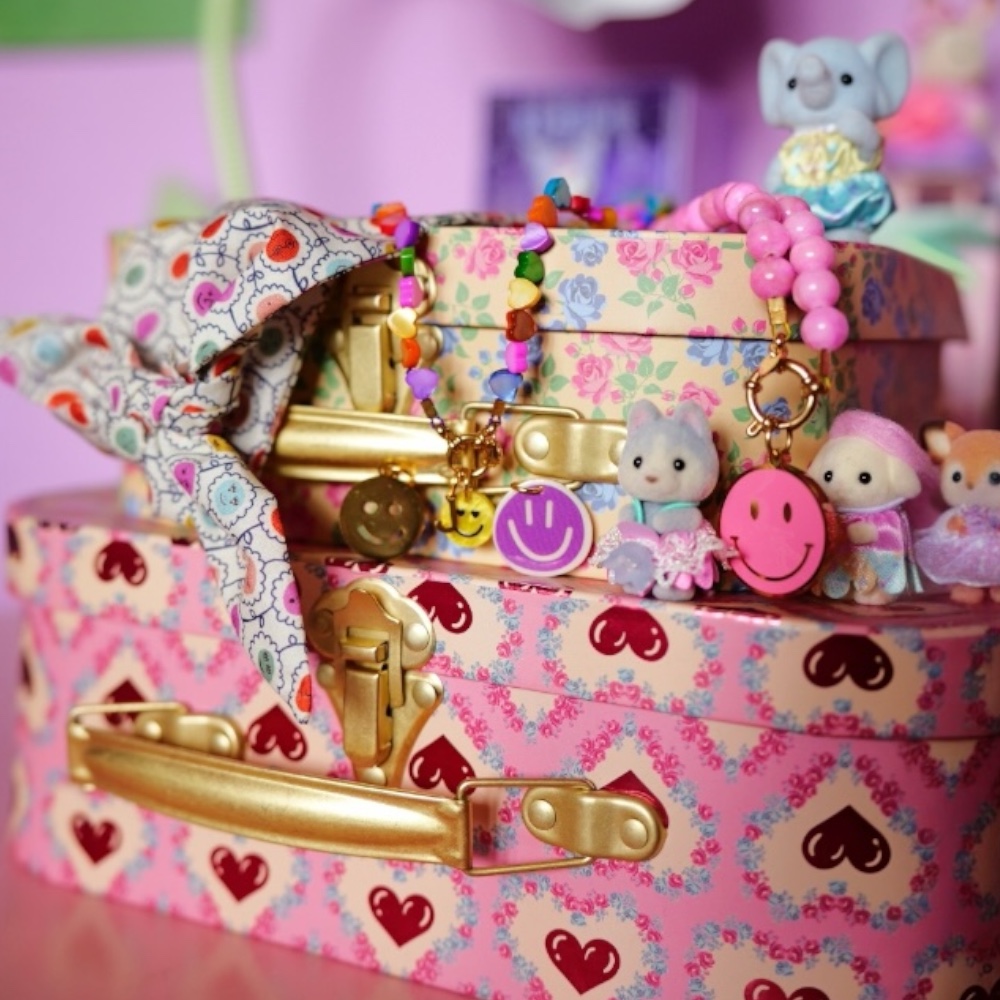 Charm | Big smiley pink alt view