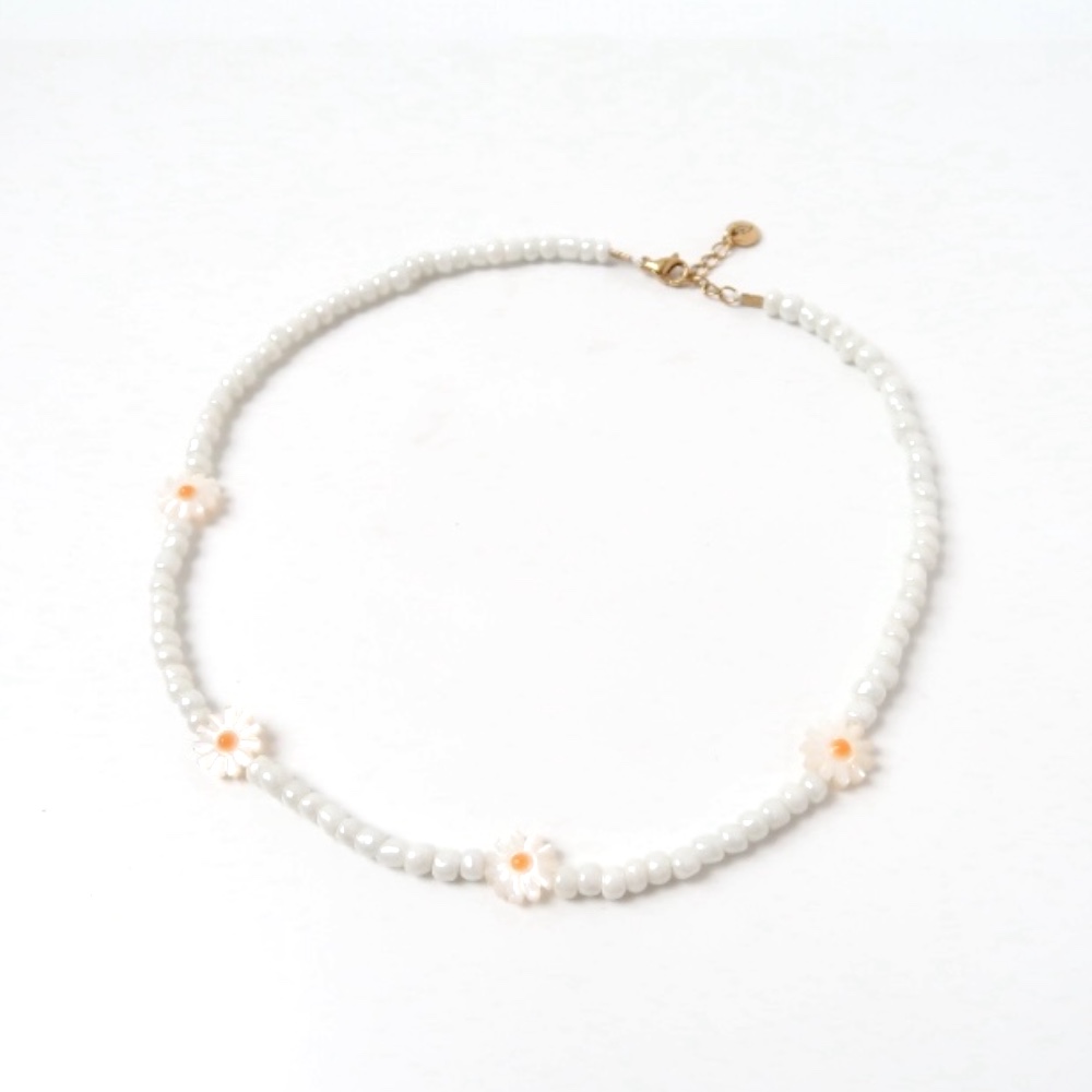Necklace | Necklace shell white daisy